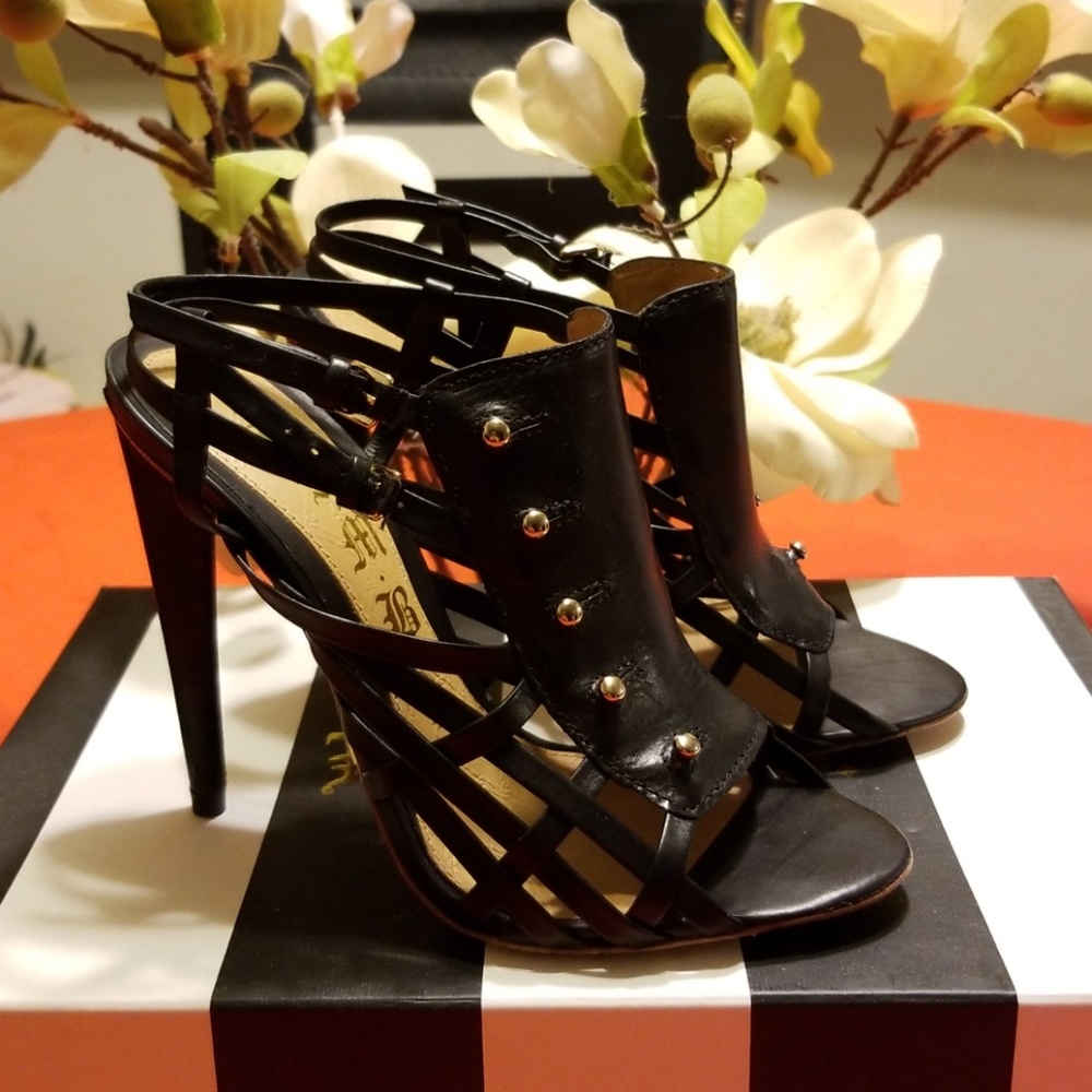 Hot sleek heels w/gold trimmings
